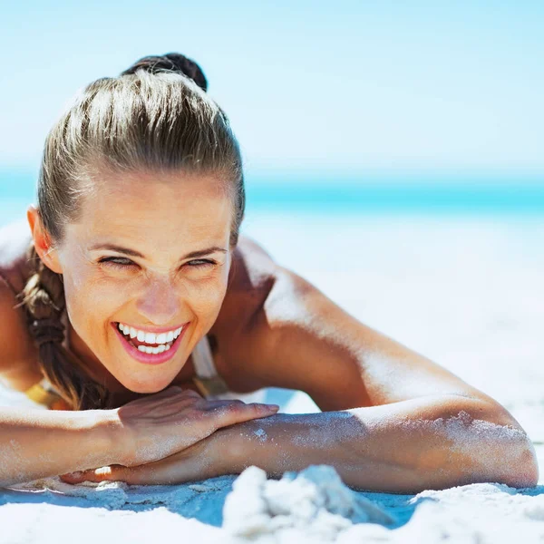 Mujer Joven Sonriente Traje Baño Tendido Playa —  Fotos de Stock