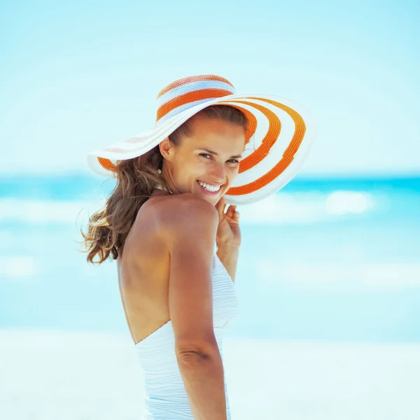 Sorridente Giovane Donna Cappello Piedi Sulla Spiaggia — Foto Stock