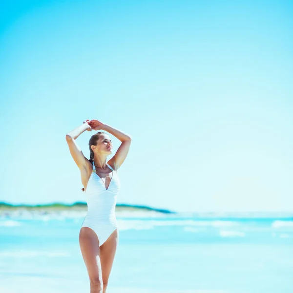 Mujer Joven Caminando Orilla Del Mar — Foto de Stock