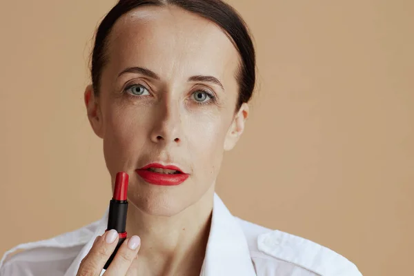Moderne Vrouw Met Rode Lippenstift Wit Shirt Tegen Beige Achtergrond — Stockfoto