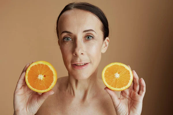 Moderne Vrouw Met Oranje Beige Achtergrond — Stockfoto