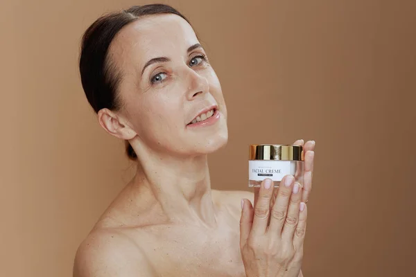 Retrato Mujer Moderna Años Con Frasco Crema Facial Sobre Fondo — Foto de Stock