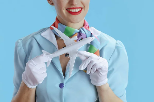 Zbliżenie Uśmiechniętą Stylową Stewardesę Niebieskim Tle Niebieskim Mundurze Małym Samolotem — Zdjęcie stockowe