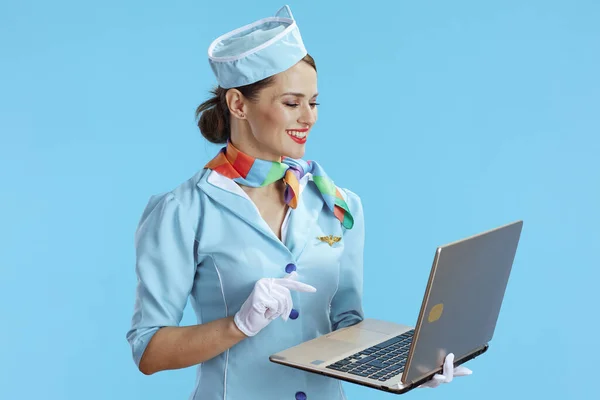 Χαρούμενη Μοντέρνα Γυναίκα Αεροσυνοδός Απομονωμένη Μπλε Φόντο Μπλε Στολή Laptop — Φωτογραφία Αρχείου