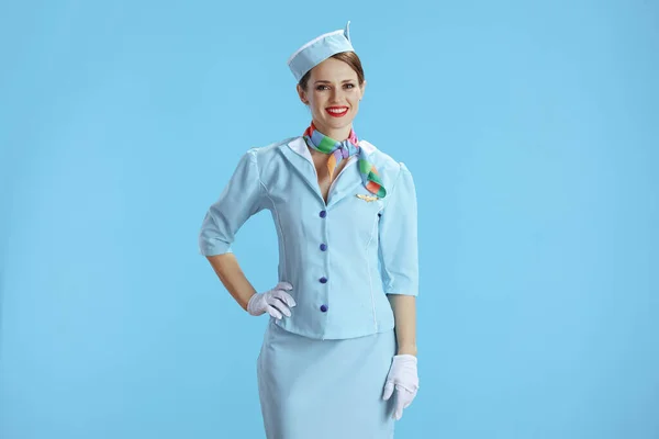 Χαρούμενη Κομψή Γυναίκα Αεροσυνοδός Απομονωμένη Μπλε Φόντο Μπλε Στολή — Φωτογραφία Αρχείου