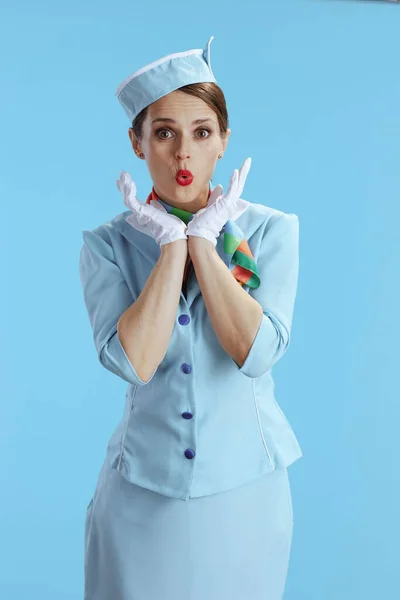 Förvånad Elegant Flygvärdinna Kvinna Isolerad Blå Bakgrund Blå Uniform — Stockfoto