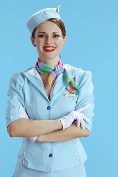 Sorrindo Elegante Aeromoça Mulher Isolada Fundo Azul Uniforme Azul — Fotografia de Stock