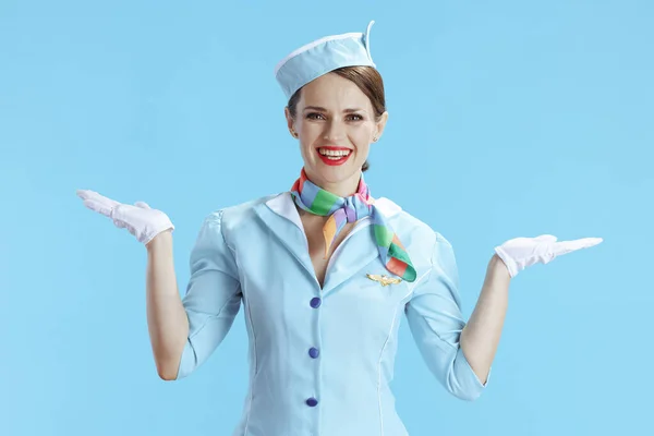 Glücklich Stylische Stewardess Frau Vor Blauem Hintergrund Blauer Uniform Präsentiert — Stockfoto