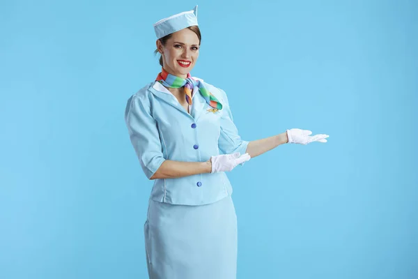 Feliz Moderna Aeromoça Mulher Isolada Fundo Azul Azul Uniforme Acolhedor — Fotografia de Stock