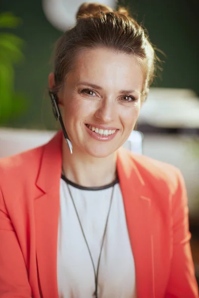 Zrównoważone Miejsce Pracy Portret Szczęśliwej Nowoczesnej Bizneswoman Nowoczesnym Zielonym Biurze — Zdjęcie stockowe