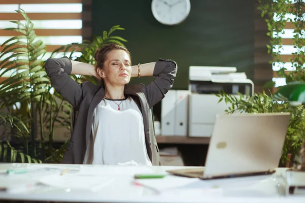 Nachhaltiger Arbeitsplatz Entspannte Moderne Geschäftsfrau Bei Der Arbeit Mit Laptop — Stockfoto
