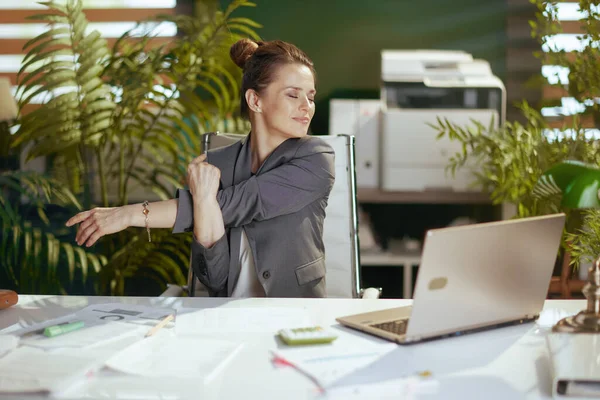 持続可能な職場 幸せな現代のビジネス女性がノートパソコンを手に — ストック写真
