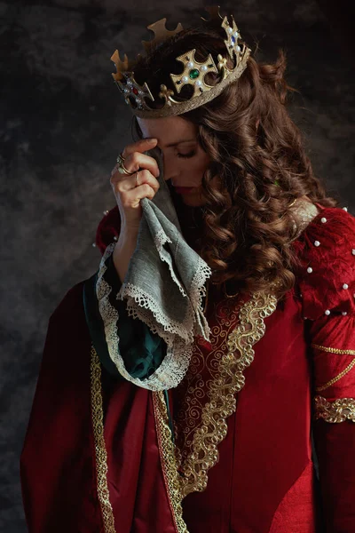 Middeleeuwse Koningin Rode Jurk Met Zakdoek Kroon Huilen Donkergrijze Achtergrond — Stockfoto