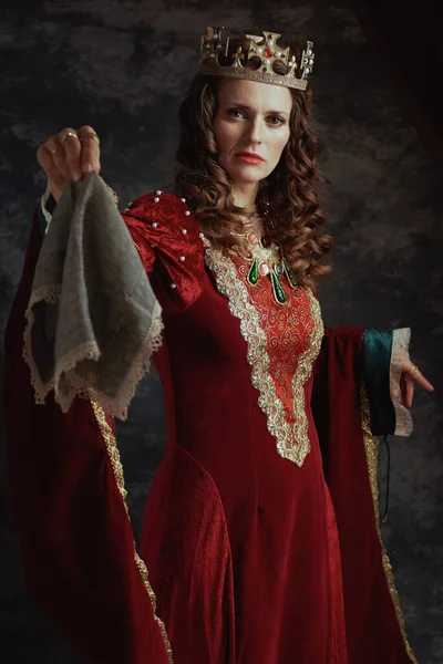 Middeleeuwse Koningin Rode Jurk Met Zakdoek Kroon Donkergrijze Achtergrond — Stockfoto