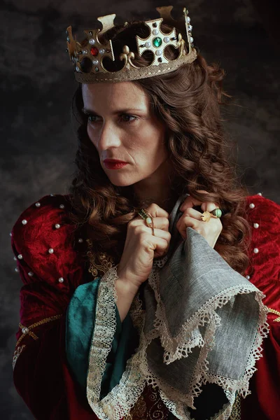 Zamyšlená Středověká Královna Červených Šatech Kapesníkem Korunou Tmavě Šedém Pozadí — Stock fotografie