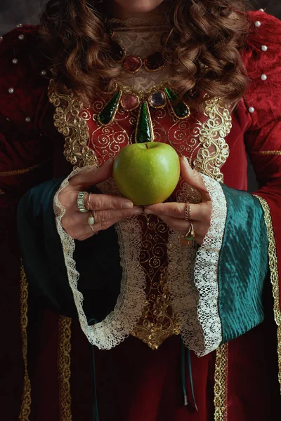 Close Middeleeuwse Koningin Rode Jurk Met Groene Appel — Stockfoto
