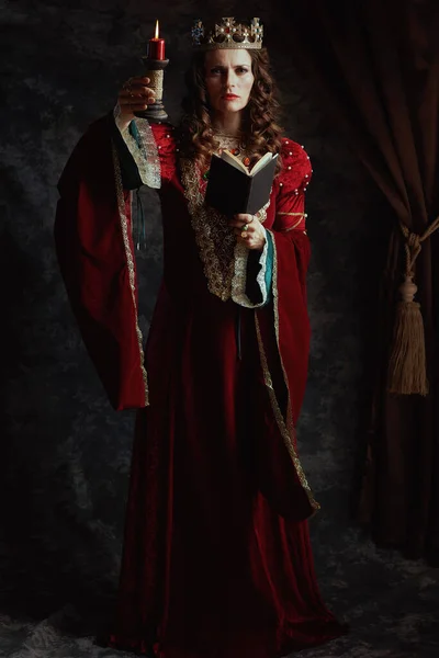 Full Length Portret Van Middeleeuwse Koningin Rode Jurk Met Boek — Stockfoto