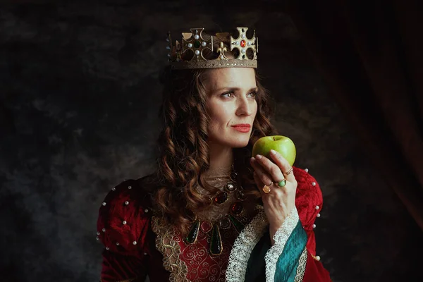 Middeleeuwse Koningin Rode Jurk Met Groene Appel Kroon Donkergrijze Achtergrond — Stockfoto