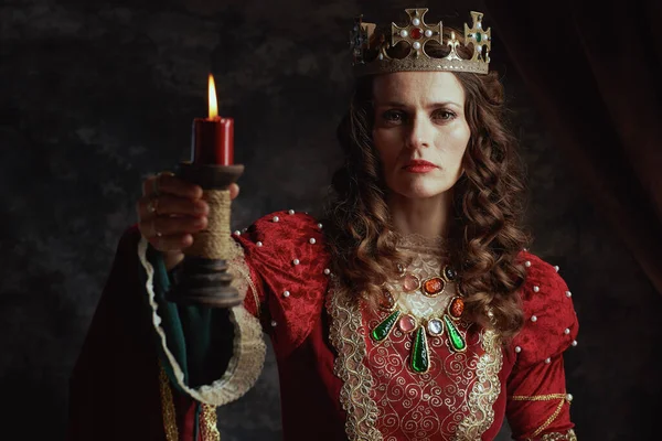 Rainha Medieval Vestido Vermelho Com Vela Coroa Fundo Cinza Escuro — Fotografia de Stock