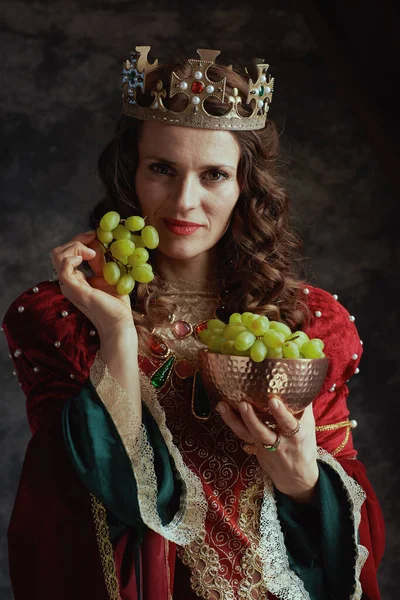 Mittelalterliche Königin Rotem Kleid Mit Weinteller Und Krone Auf Dunkelgrauem — Stockfoto