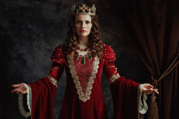 穿着红色衣服的中世纪女王 头戴深灰色背景的皇冠 — 图库照片