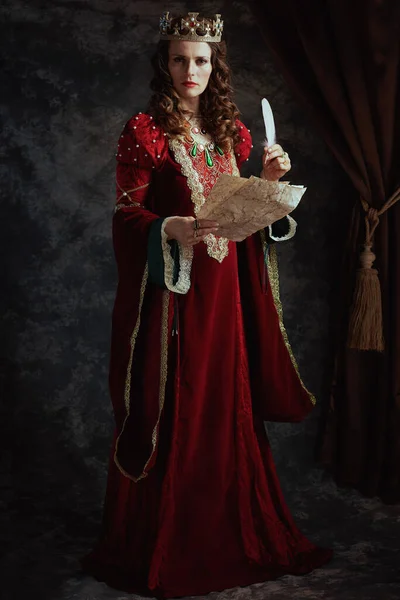 Kırmızı Elbiseli Orta Çağ Kraliçesinin Tam Boy Portresi Parşömen Tacı — Stok fotoğraf