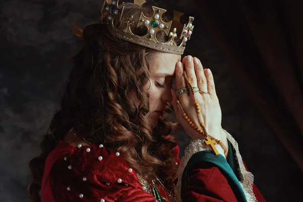 Rainha Medieval Vestido Vermelho Com Rosário Coroa Orando Fundo Cinza — Fotografia de Stock