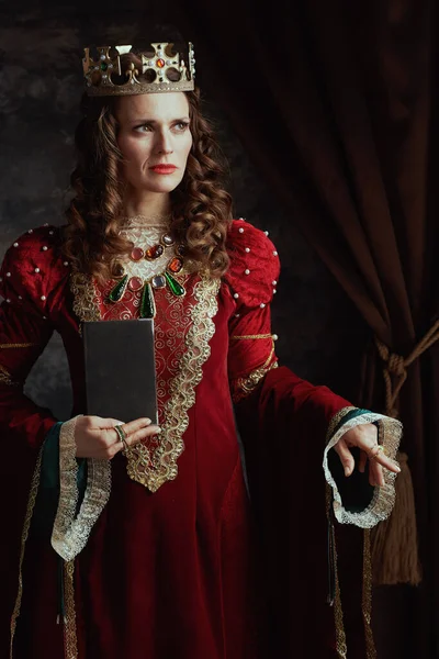 中世纪的女王 身穿红色衣服 头戴书本 头戴皇冠 — 图库照片