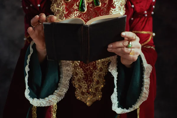 穿着红色衣服的中世纪女王的衣服 有深灰色背景的书 — 图库照片