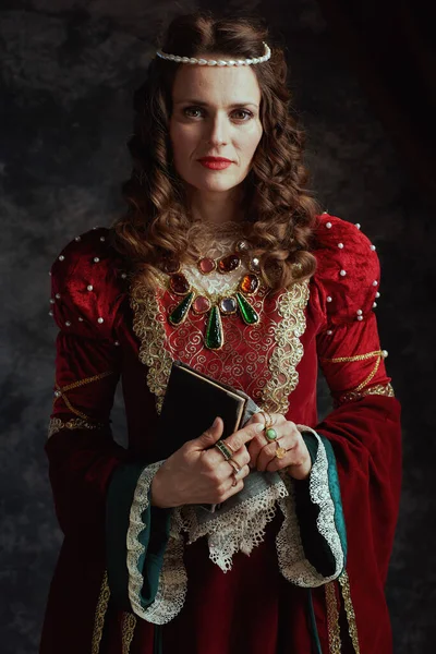 Mittelalterliche Königin Rotem Kleid Mit Buch Und Taschentuch Auf Dunkelgrauem — Stockfoto