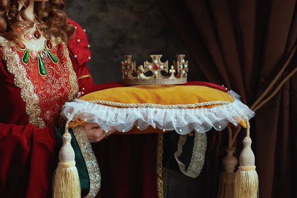 Close Middeleeuwse Koningin Rode Jurk Met Kroon Kussen Donkergrijze Achtergrond — Stockfoto