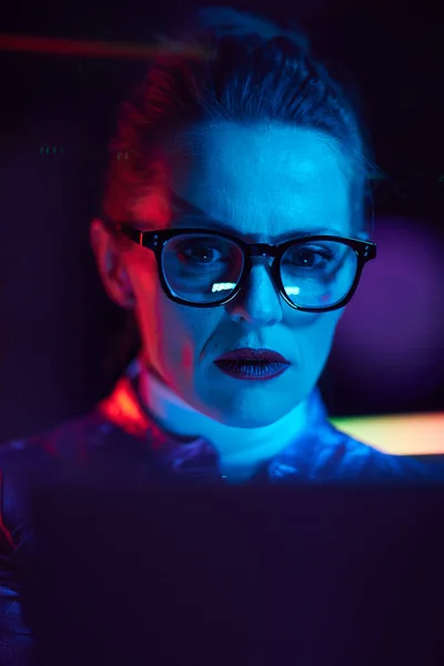 Neon Metaverse Futuristisches Konzept Porträt Einer Eleganten Frau Mit Laptop — Stockfoto