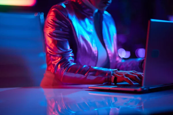 Neon Metaverse Futuristisches Konzept Nahaufnahme Einer Frau Mit Laptop Büro — Stockfoto