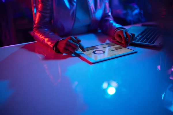 Neon Metaverse Futurisztikus Koncepció Szoros Kép Középkorú Tabletta Laptop Dolgozik — Stock Fotó
