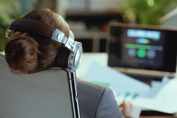 Zbliżenie Nowoczesne Kobiety Biznesu Laptopem Słuchanie Muzyki Słuchawkami Nowoczesnym Biurze — Zdjęcie stockowe