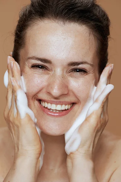 Tersenyum Wanita Paruh Baya Modern Dengan Muka Berbusa Mencuci Wajah — Stok Foto