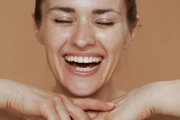 Sorrindo Mulher Meia Idade Com Lavagem Rosto Molhado Fundo Bege — Fotografia de Stock