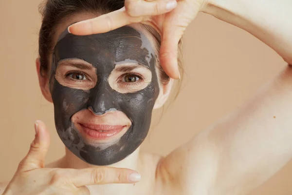 Szczęśliwa Nowoczesna Kobieta Maską Kosmetyczną Odizolowana Beżowym Tle — Zdjęcie stockowe