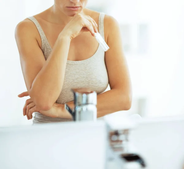 Junge Frau Mit Schwangerschaftstest Badezimmer — Stockfoto