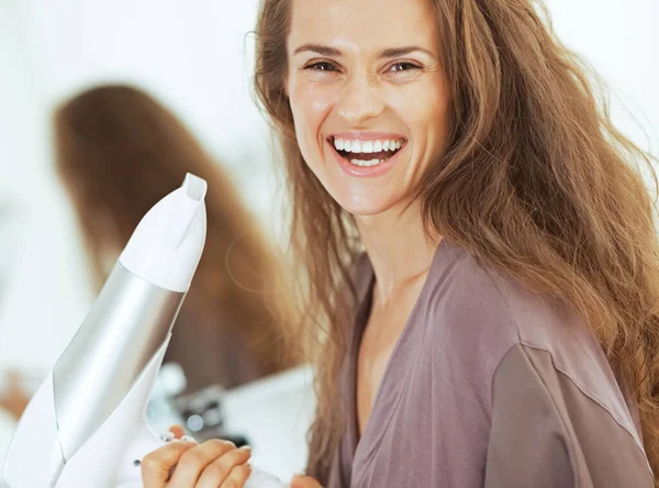 Glimlachend Jonge Vrouw Bedrijf Föhn — Stockfoto
