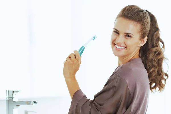 Usmívající Žena Zubním Kartáčkem Koupelně — Stock fotografie
