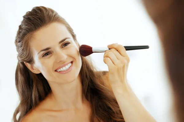 幸福的年轻女人在浴室化妆 — 图库照片