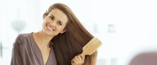 Усміхнена Молода Жінка Розчісує Волосся Ванній — стокове фото