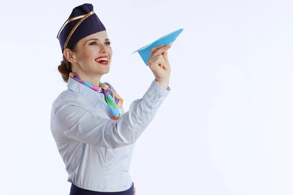 Χαμογελαστή Κομψή Αεροσυνοδός Γυναίκα Απομονωμένη Λευκό Φόντο Στολή Χάρτινο Αεροπλάνο — Φωτογραφία Αρχείου