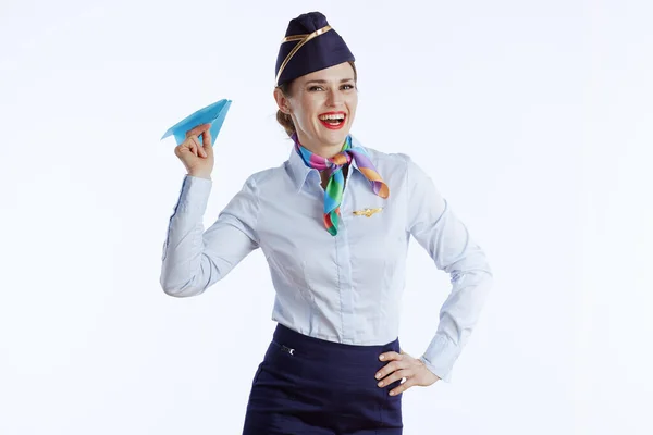 Lächelnde Stewardess Vor Weißem Hintergrund Uniform Mit Papierflugzeug — Stockfoto