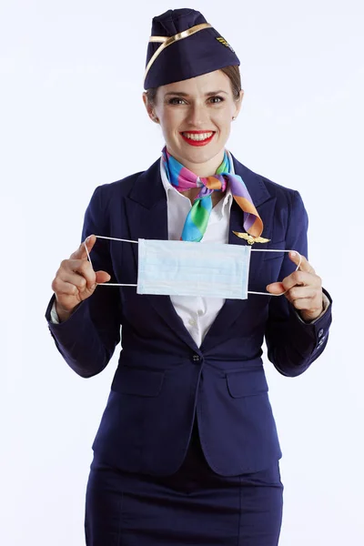 Glücklich Elegante Flugbegleiterin Vor Weißem Hintergrund Uniform Mit Medizinischer Maske — Stockfoto