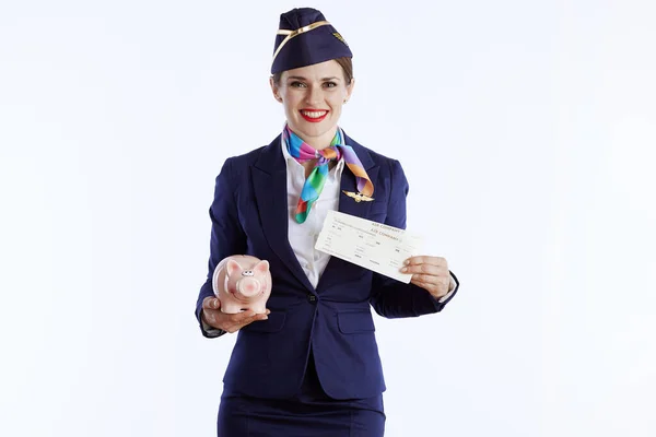 Glad Modern Kvinnlig Flygvärdinna Isolerad Vit Bakgrund Uniform Med Flygbiljetter — Stockfoto