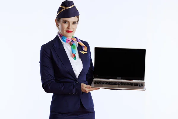 Stylowa Kobieta Stewardesa Białym Tle Mundurze Pokazując Laptop Pusty Ekran — Zdjęcie stockowe