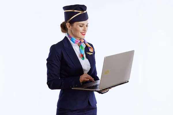 Χαρούμενη Κομψή Αεροσυνοδός Γυναίκα Λευκό Φόντο Στολή Χρησιμοποιώντας Φορητό Υπολογιστή — Φωτογραφία Αρχείου