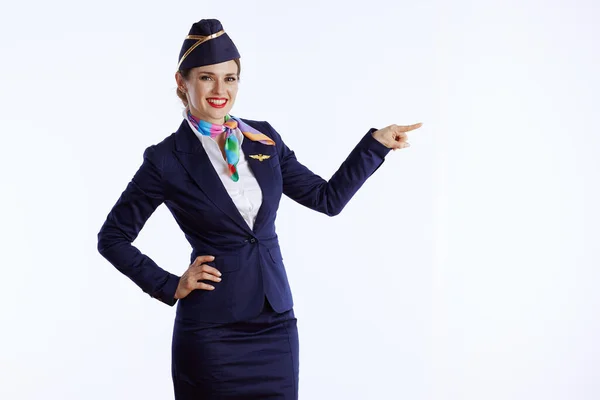 Uśmiechnięta Stylowa Stewardessa Powietrza Kobieta Odizolowana Białym Tle Mundurze Wskazując — Zdjęcie stockowe